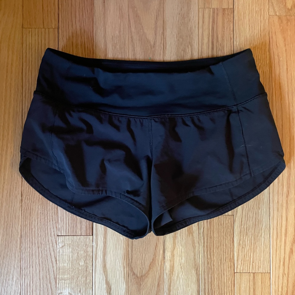 black lululemon low rise speed up shorts 2.5